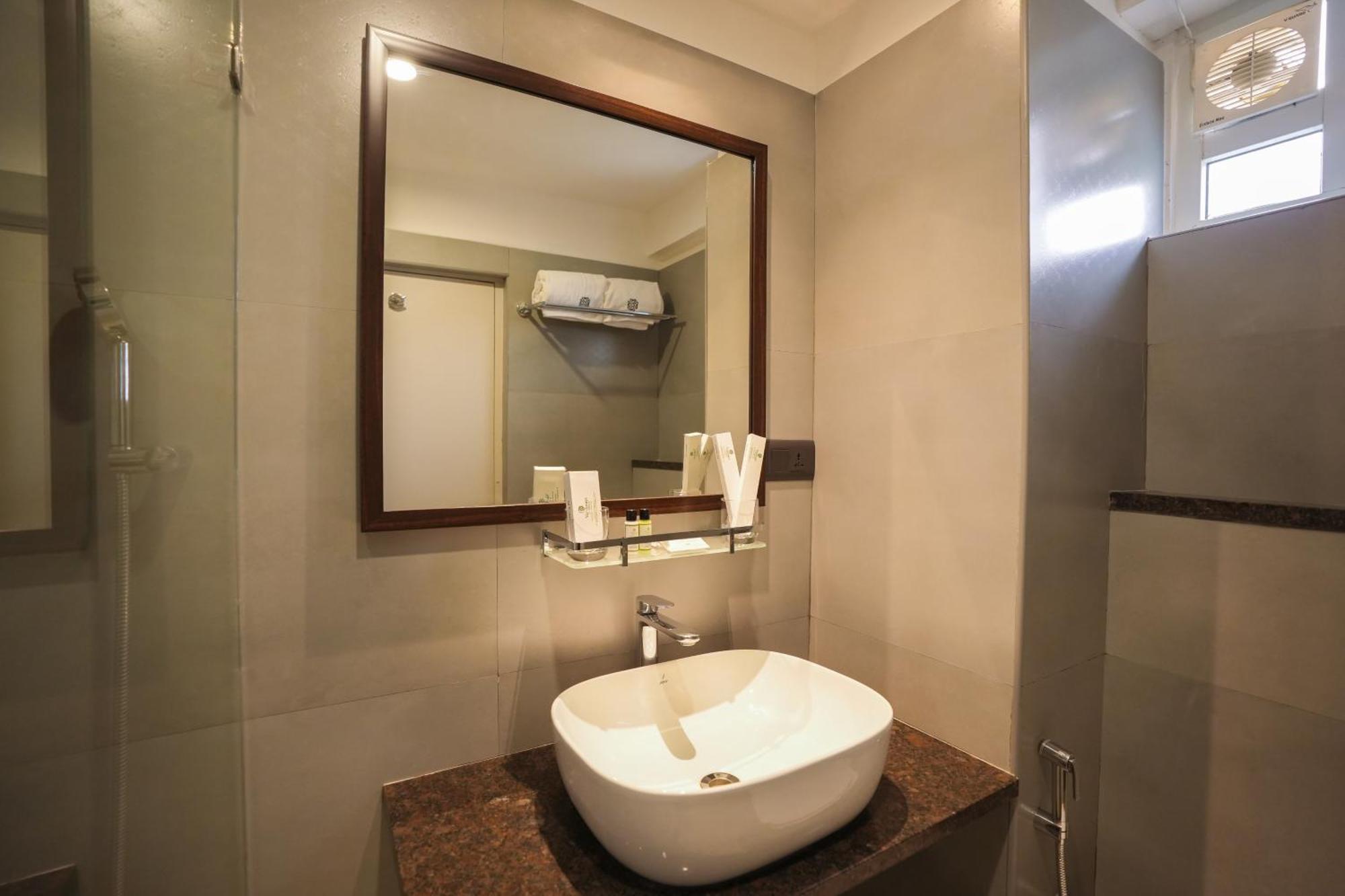Vaishnavi Residency Hotel Bangalore Bagian luar foto