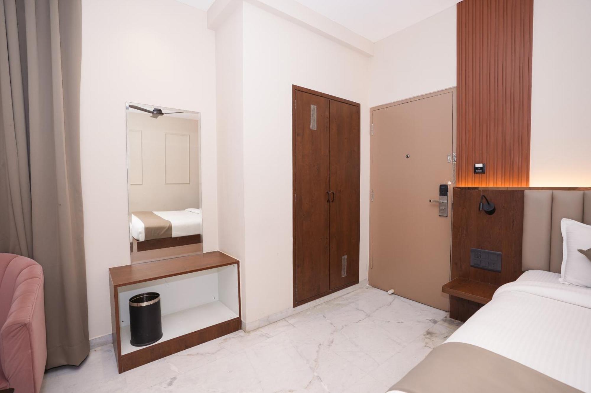 Vaishnavi Residency Hotel Bangalore Bagian luar foto